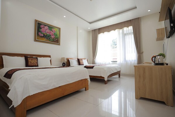 Desk, soundproofing, free WiFi, bed sheets