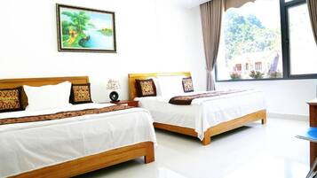 Habitación cuádruple Deluxe, vista a la montaña | 1 habitación, escritorio, insonorización y wifi gratis