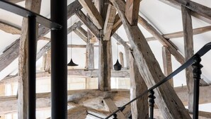 A rustic wooden ceiling structure with exposed beams and hanging light fixtures. - Magnifique Loft Type Boutique Hôtel à Libourne (Libourne)