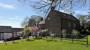 Exterior - Farmhouse-sleeps 5-near Alton Towers/peak Dist (Stoke-on-Trent)