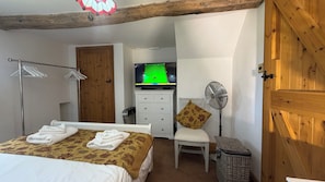 3 bedrooms, iron/ironing board, free WiFi, bed sheets - Farmhouse-sleeps 5-near Alton Towers/peak Dist (Stoke-on-Trent)