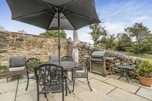 Outdoor dining - Chic Rustic Barn Conversion Alton Towers Peaks (Stoke-on-Trent)