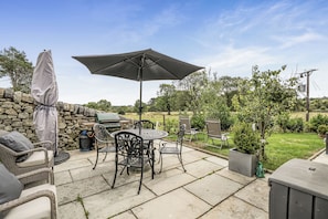 Outdoor dining - Chic Rustic Barn Conversion Alton Towers Peaks (Stoke-on-Trent)