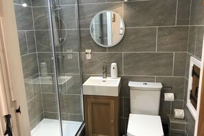 Shower, hair dryer, towels - Barn-sleeps 4-parking-near Alton Towers/peak Dist (Leek)
