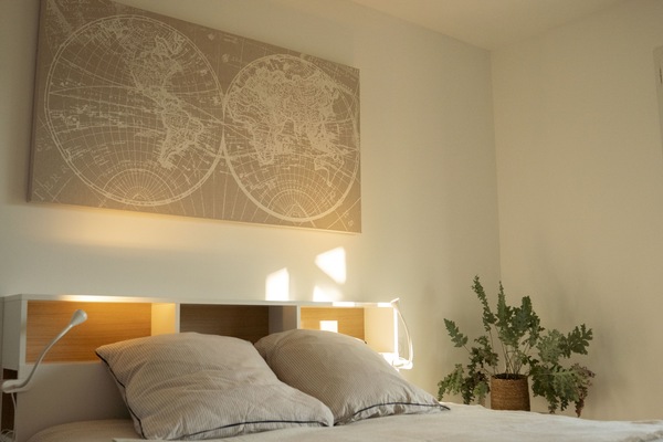 2 habitaciones, escritorio y tabla de planchar con plancha