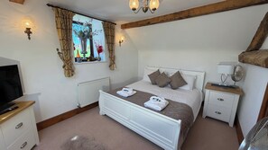 2 bedrooms, iron/ironing board, free WiFi, bed sheets - Barn-sleeps 4-parking-near Alton Towers/peak Dist (Stoke-on-Trent)