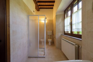 شقة عادية | حمام | مجففات شعر، مناشف، صابون، شامبو