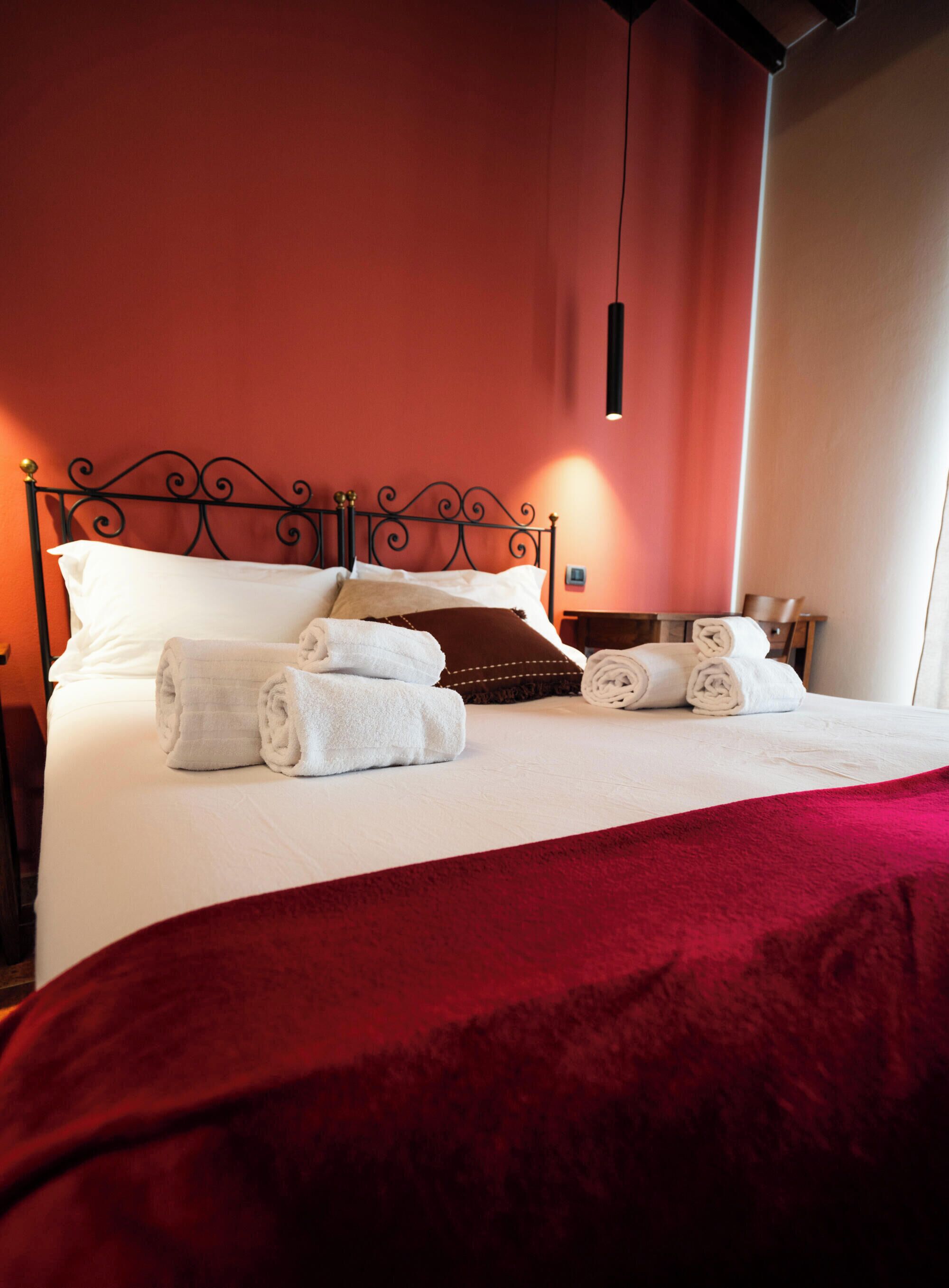 Dobbelt- eller tomannsrom – standard, utsikt mot høyde | Minibar, barnesenger (inkludert), wi-fi (inkludert) og sengetøy