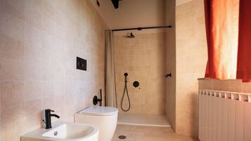 Standard-Apartment | Badezimmer | Haartrockner, Handtücher, Seife, Shampoo