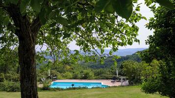Piscina stagionale all'aperto, ombrelloni da piscina, lettini