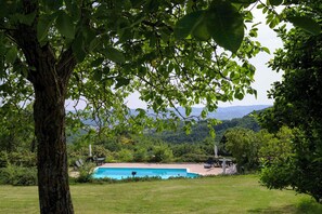 Sesongbasert utendørsbasseng, bassengparasoller og solsenger