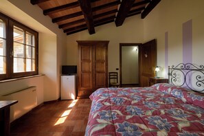 غرفة كلاسيكية مزدوجة أو بسريرين منفصلين - منظر للتل | واي فاي مجانًا وملاءات أسرّة