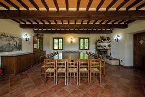 فطور من الأطباق المحلية يوميًا مقابل رسوم