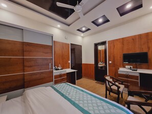 Comfort Double Room | Minibar, iron/ironing board, rollaway beds, free WiFi - Stylia Suites (Dalhousie)