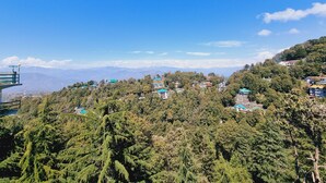 A mountainous landscape with a view of a village. - Stylia Suites (Dalhousie)