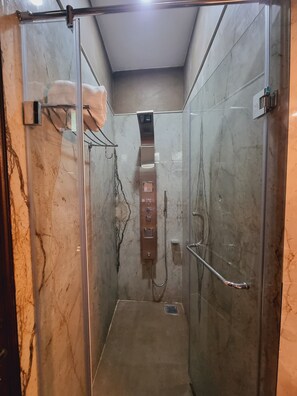 Shower, free toiletries, hair dryer, slippers - Stylia Suites (Dalhousie)