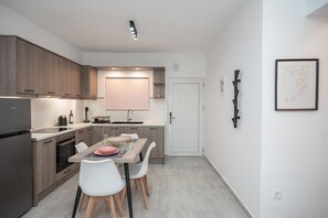 Fridge, oven, stovetop, toaster - Nestled on the ground floor with direct garden access amidst olive trees (Psarou)
