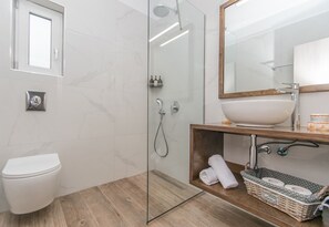 Chuveiro, secador de cabelo, toalhas de banho, sabonete