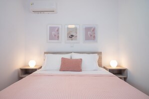 2 bedrooms, iron/ironing board, WiFi, bed sheets - Nestled on the ground floor with direct garden access amidst olive trees (Psarou)
