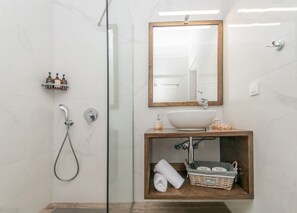 Douche, sèche-cheveux, serviettes fournies, savon
