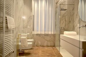 Suihku, hiustenkuivaaja, bidee, pyyhkeet