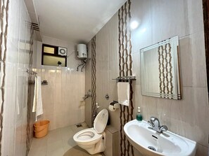 Shower, bidet, towels, soap - Comfortable 2 BHK with pool Betalbatim beach
(Majorda)