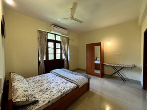 2 dormitorios, tabla de planchar con plancha, wifi y ropa de cama