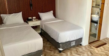 Cubrecamas, escritorio, espacio para trabajar con laptop y wifi gratis 