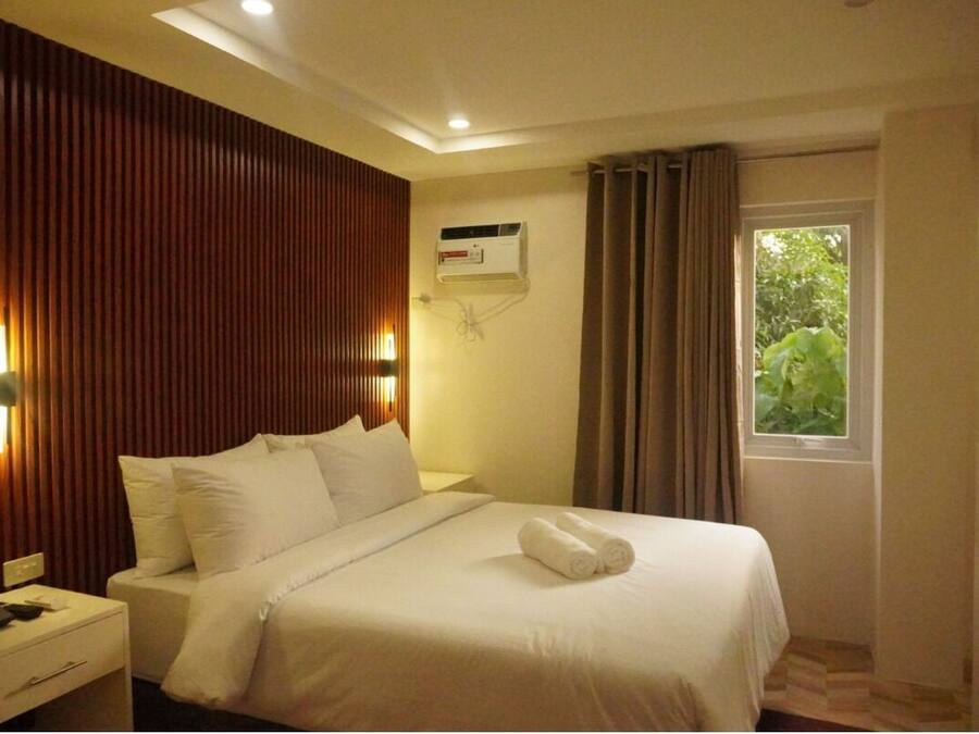 Deluxe Room, 1 Queen Bed, Non Smoking | Down duvets, desk, laptop workspace, free WiFi