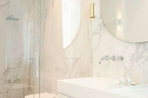 Dusche, Haartrockner, Bidet, Handtücher
