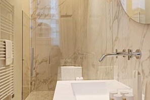 Shower, hair dryer, bidet, towels - Historic Districts Residence - DUOMO suite (Firenze)