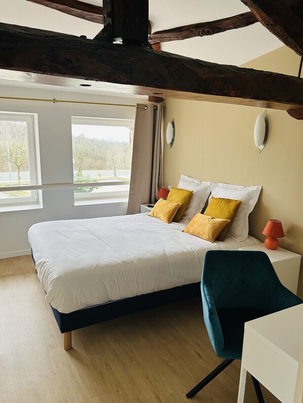 1 slaapkamer, een bureau, reisbedje, wifi