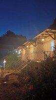 Una hilera de edificios de piedra con balcones de madera y una escalera que los lleva hacia arriba.