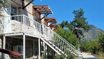 Tas Oda | Premium bedding, desk, laptop workspace, free WiFi