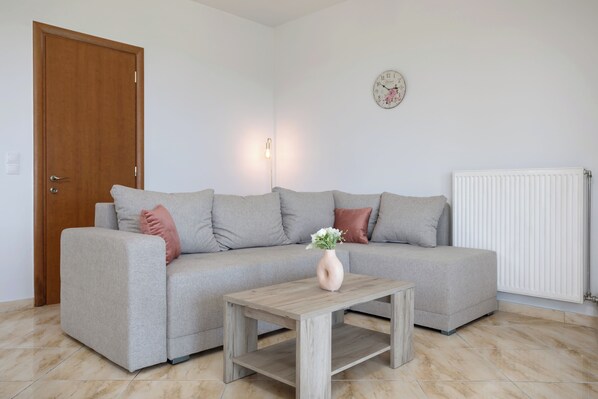 Apartment, 2 Bedrooms, Smoking, Balcony | Living room