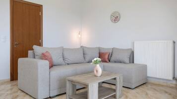 Apartment, 2 Bedrooms, Smoking, Balcony | Living room