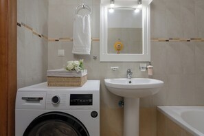 Apartment, 2 Bedrooms, Smoking, Balcony | Bathroom