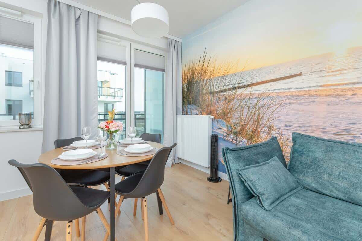  The living room overlooks the balcony, where comfortable armchairs invite you to read.