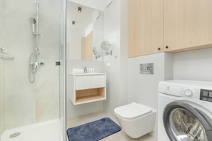 Dusche, Haartrockner, Handtücher, Shampoo