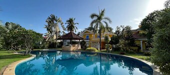 Comfortable 2 BHK with pool Betalbatim Beach