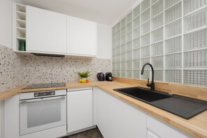 Oven, dishwasher, coffee/tea maker, electric kettle - Unique Apartment With Balcony by Renters (Warsaw)