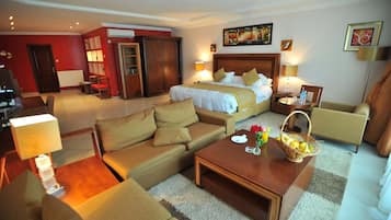 Superior Quadruple Room, Private Bathroom | Premium bedding, minibar, laptop workspace, free cribs/infant beds