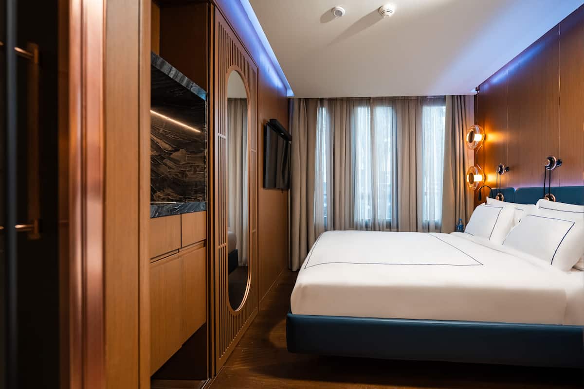 Deluxe tweepersoonskamer, 1 kingsize bed, niet-roken, privébadkamer | Een minibar, gratis wifi, beddengoed