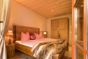 2 bedrooms, travel cot, free WiFi, bed sheets