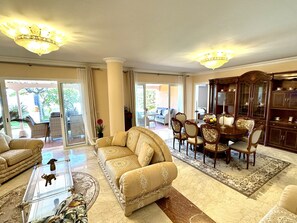 Smart TV - Villa La Perla Exotica
Your luxury and specious Tenerife ocean view paradise! (Los Realejos)