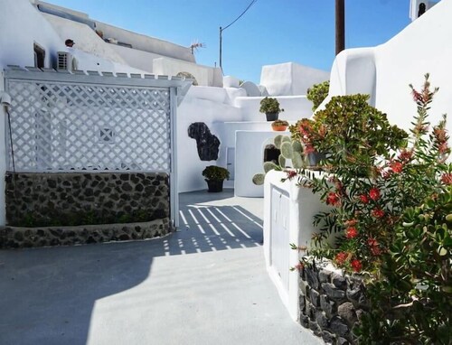 Santorini Cave Escape in Oia w Patio