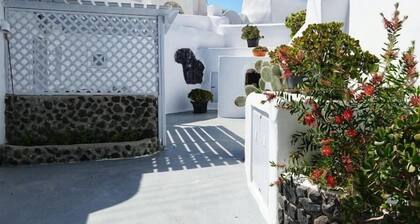 Santorini Cave Escape in Oia w Patio