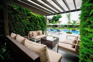 2 outdoor pools, free cabanas, sun loungers