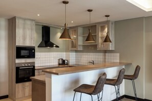 Suite, 1 slaapkamer | Hypoallergeen beddengoed, een kluis op de kamer, individueel gedecoreerd