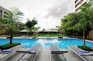 2 outdoor pools, free pool cabanas, pool loungers